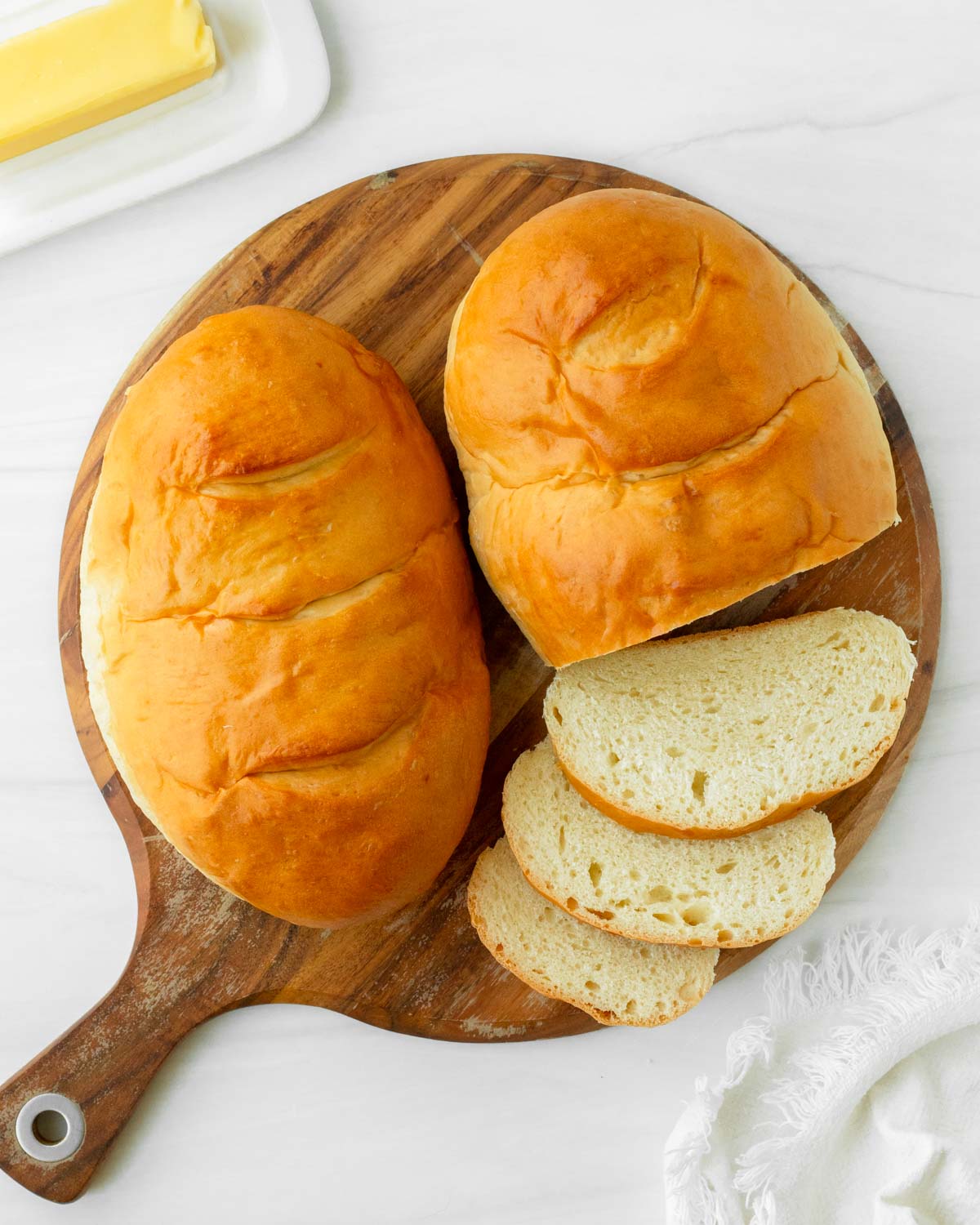 This homemade Italian bread recipe is an easy yeast bread recipe made with simple ingredients for a flavorful, soft bread perfect for using in French toast, sandwiches like grilled cheese, and making into garlic bread.