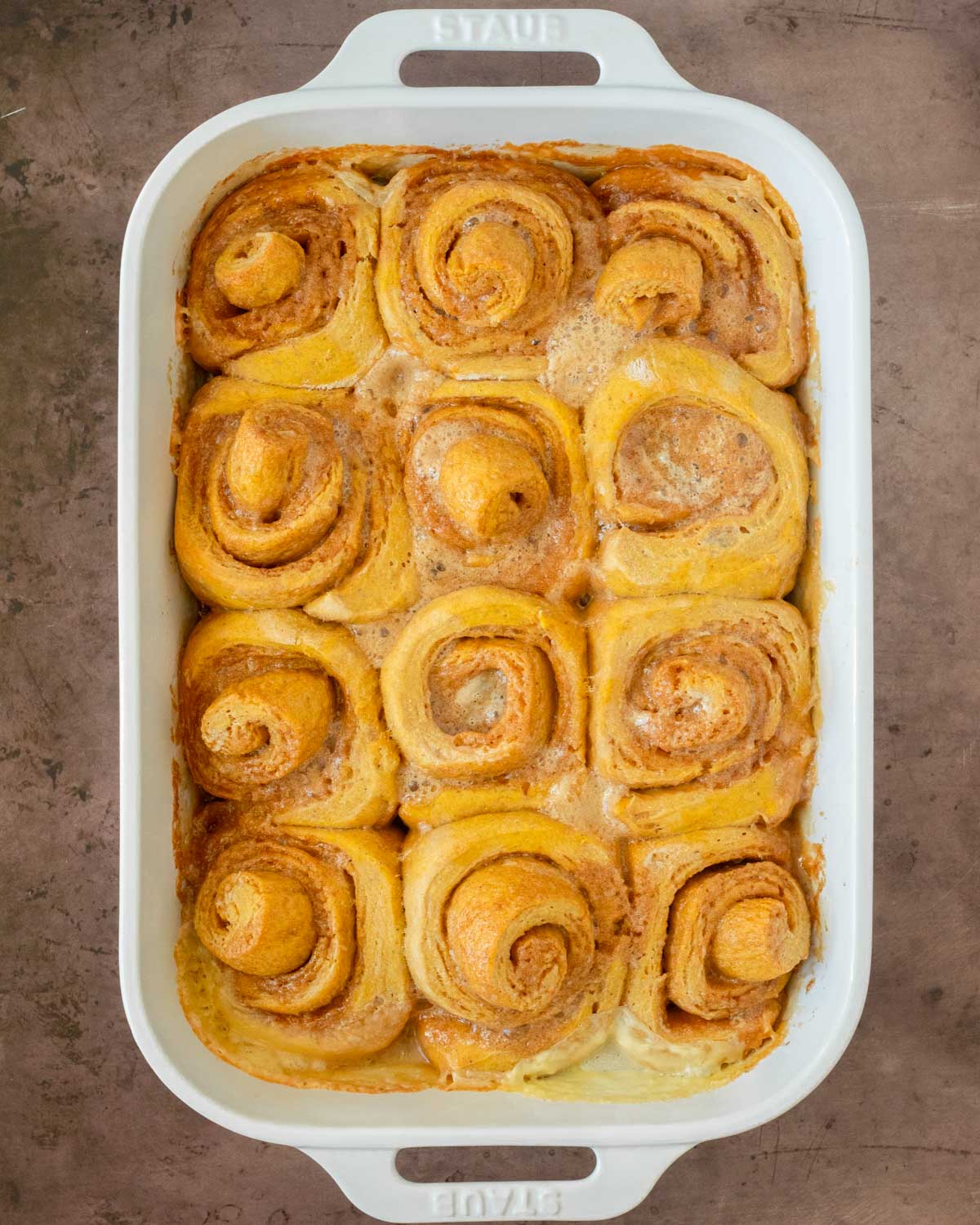 Step 3. Bake the cinnamon rolls in the oven